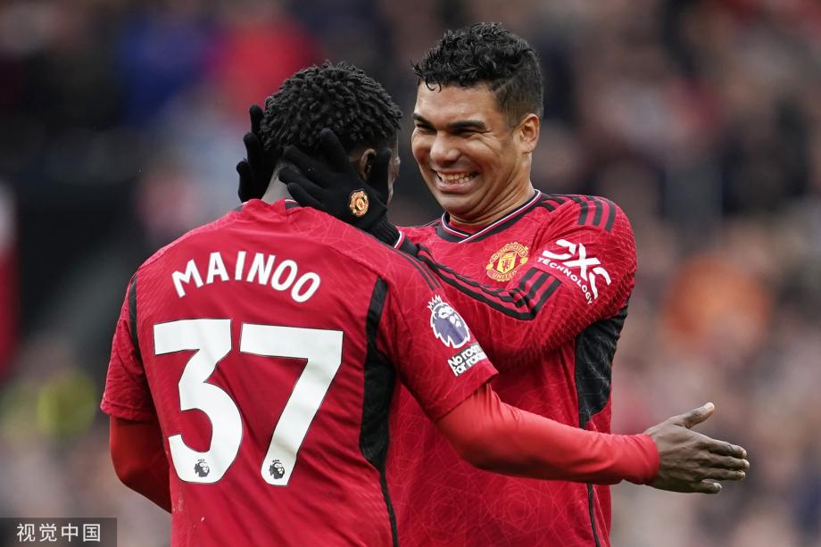 [图]英超-B费吊射萨拉赫点射救主 曼联2-2利物浦